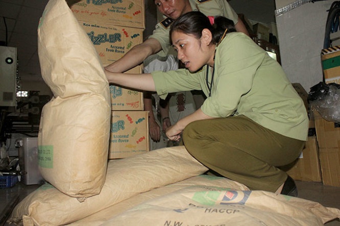 Lực lượng chức năng kiểm tra xưởng sản xuất bánh kẹo từ phế phẩm tại Công ty TNHH Ngọc Long (xã Lê Minh Xuân, Bình Chánh) chiều 28-1