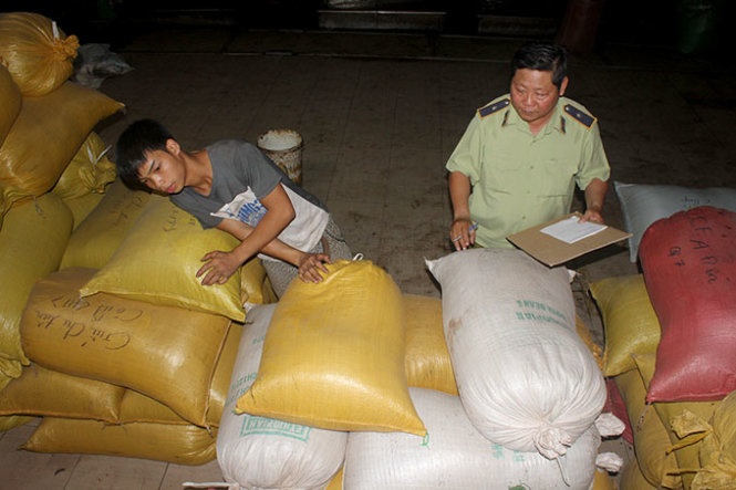 Cán bộ quản lý thị trường Bình Chánh kiểm đếm kho hàng bắp rang, đậu nành và cà phê