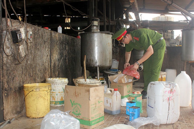 Lực lượng chức năng kiểm tra xưởng sản xuất bánh kẹo từ phế phẩm tại Công ty TNHH Ngọc Long (xã Lê Minh Xuân, Bình Chánh) chiều 29-1 