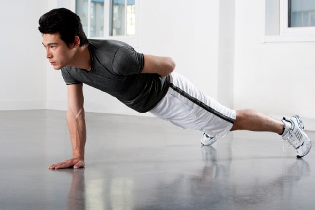 Đáy chậu là vùng giữa hậu môn và tinh hoàn của nam giới, đây là một trong những điểm nhạy cảm mà theo các chuyên gia tình dục, nữ giới nên khám phá ngay từ màn dạo đầu để kích thích chàng.