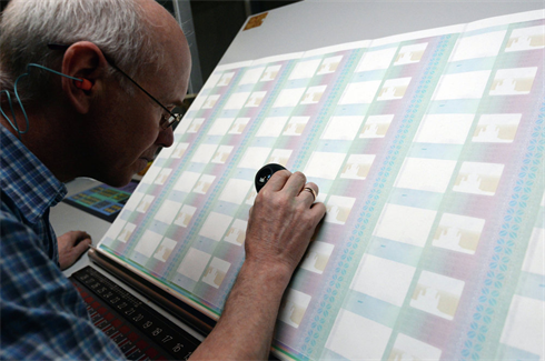 Mỗi khâu đều được kiểm tra cực kỳ cẩn thận...... Đọc thêm tại: http://nongnghiep.vn/bi-mat-ben-trong-nha-may-in-tien-post138463.html | NongNghiep.vn