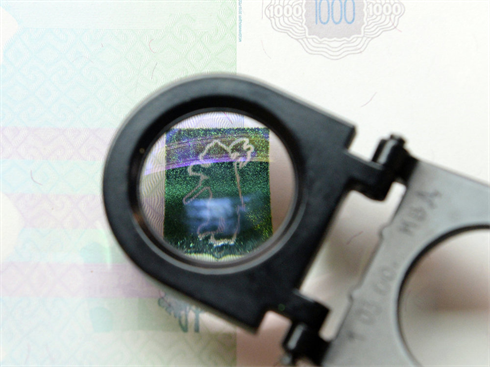 Một chi tiết bảo mật trên đồng rúp giấy.... Đọc thêm tại: http://nongnghiep.vn/bi-mat-ben-trong-nha-may-in-tien-post138463.html | NongNghiep.vn