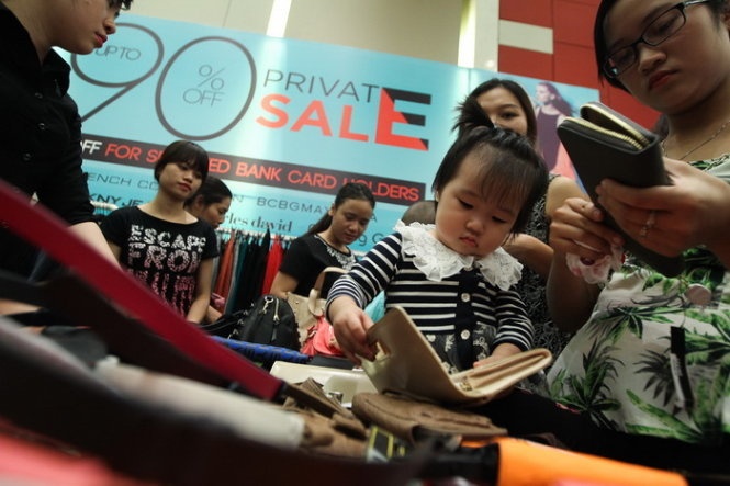 Nhiều gian hàng giảm giá tới 90%.