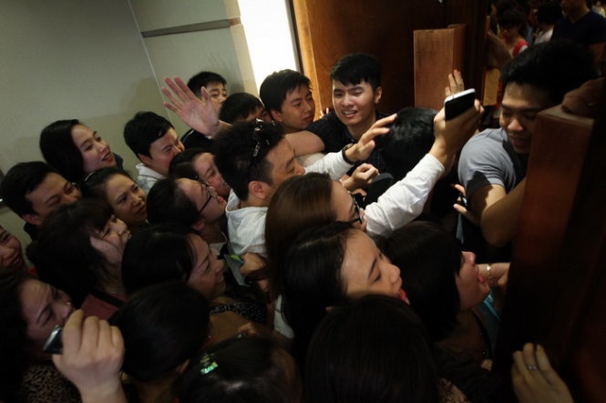 Do phải chờ đợi quá lâu nhiều dòng người đã ùn lên bất chấp bảo vệ ngăn cản.