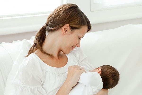 Giảm giờ bú của bé: Đối với những trẻ khó cai sữa bạn nên giảm số bữa bú theo ngày sẽ không khiến trẻ cảm thấy khó chịu hay khóc lóc. Bên cạnh đó bạn có thể chơi đùa để con quên dần bữa ăn từ sữa mẹ.