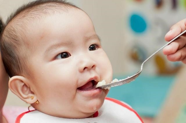 Thay đổi giấc ngủ: Bạn có thể cho trẻ thức sớm hơn hoặc muộn bữa ăn hằng ngày. Tốt nhất là lệch giờ bú. Điều này sẽ là trẻ quên mất và dần dần sẽ thôi bú.