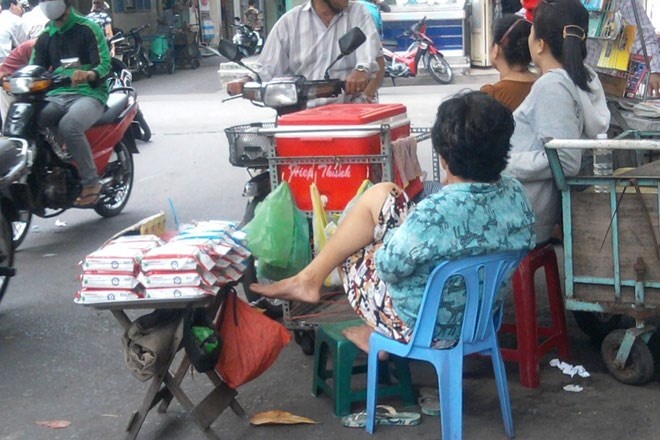 Khăn giấy ướt giả bày bán trên đường phố TP HCM.