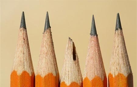 Khi cậu nhỏ bị gãy, bạn có thể nghe thấy tiếng “khấc” hoặc tiếng “tách”. Sau đó, cậu nhỏ sẽ chuyển sang màu đen, màu xanh lam và kèm theo những cơn đau đớn khủng khiếp. Nếu theo thời gian, cậu nhỏ bị gãy không được điều trị sẽ có thể hình thành sẹo trong các mô. Các sẹo này khiến cậu nhỏ bị cong và có một hình dạng bất thường.