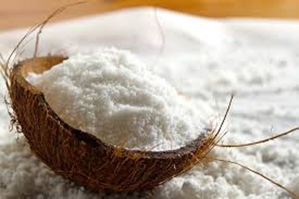 Bột dừa. Là loại bột tán từ cùi dừa, bột dừa được đánh giá như một loại siêu thực phẩm đầy dinh dưỡng và không có tác dụng phụ đối với sức khỏe dù dùng ít hay nhiều, nó có hàm lượng chất xơ và protein cao nhất. Hiện nay, nó đang là thực phẩm được chị em săn lùng nhiều nhất dùng cho nguyên liệu làm bánh.