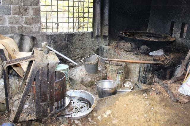 Trước đó, qua công tác nắm tình hình, lực lượng Công an đã phát hiện Nguyễn Thị Liễn đang tổ chức chế biến mỡ bẩn ngay tại nhà mình.  Tiến hành kiểm tra, lực lượng Công an phối hợp với Chi cục Quản lý thị trường, Chi cục Thú y thành phố và Ban An toàn thực phẩm quận Kiến An phát hiện nhiều phương tiện, nguyên liệu chế biến và “mỡ thành phẩm”.  Lực lượng chức năng thu giữ 25 bao tóp mỡ; 9 thùng phuy loại 150 lít/thùng; 33 can loại 25 lít; hàng chục bánh tóp mỡ chưa chế biến (7kg/bánh); 2 bao mỡ cô đặc (60 lít/bao)..., tổng số gần 4 tấn nguyên liệu.  Đáng chú ý, toàn bộ số nguyên liệu trên cơ sở này đã để lưu cữu trong kho từ rất nhiều ngày nay. Khi lực lượng chức năng vào kiểm tra những bao tải, thùng đựng mỡ đều có mùi hôi thối, bám đầy ruồi nhặng…  Chủ cơ sở chế biến mỡ bẩn Nguyễn Thị Liên khai nhận hàng ngày cho người đi thu gom số nguyên liệu tại các cơ sở chế biến thực phẩm trên địa bàn thành phố.  Sau khi chế biến ra thành nước mỡ, Liên mang bán cho những người chế biến thực phẩm như rán đậu, rán bánh, quay lợn, quay vịt tại các chợ, hàng ăn trong thành phố với giá mỗi lít là 20 nghìn đồng.  Còn lại tóp mỡ một phần Liên cung cấp cho các bán bánh đa cua làm gia giảm và một phần bán cho các hộ nuôi cá…