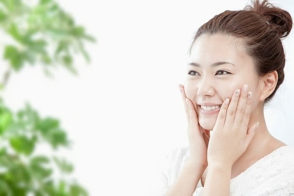 3. Hạn chế chạm tay vào mặt. Các loại vi rút cúm có thể thể dễ dàng tấn công qua đường miệng, mũi và mắt nếu tay bạn không được vệ sinh thường xuyên.