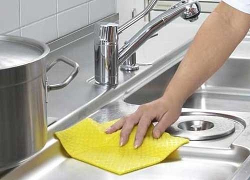4. Khử trùng. Thường xuyên khử trùng các bề mặt bạn hay tiếp xúc như bàn ghế, các dụng cụ trong nhà bếp.