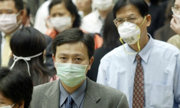 6. Hạn chế tiếp xúc với đám đông. Thường xuyên tiếp xúc chỗ đông người có thể tăng nguy cơ bạn bị cảm cúm, nếu bạn đi du lịch trong thời mang bầu, hãy rửa tay và khử trùng chỗ ngày bằng khăn ướt.