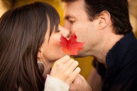 Hôn sâu. Hôn là một điều mà không lứa đôi nào có thể cưỡng lại được, nhất là một nụ hôn sâu, bỏng cháy. Nó còn có tác dụng hơn cả mọi lời ân ái, cả ‘màn dạo đầu’. Chỉ cần bạn hôn người ấy thật mạnh mẽ và cháy bỏng là cả hai có thể cảm thấy thăng hoa và hạnh phúc. Khi ngôn ngữ và mọi thứ bất lực, hãy để một nụ hôn sâu và bỏng cháy lên tiếng. Hai người sẽ mãi ngất ngây trong hạnh phúc vì nụ hôn tuyệt vời đó.