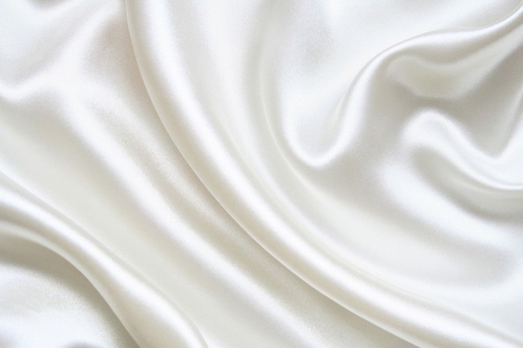 Chọn chất liệu quần áo phù hợp. Hãy mặc thứ gì có thể khiến bạn cảm nhận được tốt nhất những tiếp xúc trên da mình, như quần áo bằng lụa, sa-tanh hay vải bông. Vải bông sẽ tốt hơn len, và những chiếc quần thụng rộng rãi sẽ giúp bạn mơn trớn nhau dễ dàng hơn, trong khi quần jean có thể làm bạn đau. Cũng hãy xen kẽ các chất liệu khác nhau để thêm gia vị cho cảm giác bằng cách chuyển qua lại từ chất liệu hơi thô và mượt mà.
