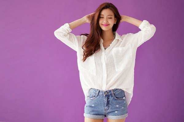 Khêu gợi chàng. Khoác ra ngoài chiếc sơ mi trắng của chàng. Trông bạn trong trang phục này còn hấp dẫn hơn bất cứ bộ đồ ngủ nào.