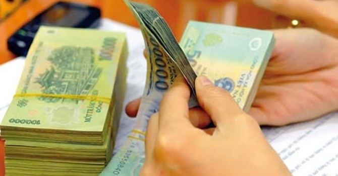 Nhan vien ngan hang 'dai co' ngong tien thuong Tet hinh anh