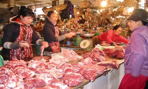 Mua bán thực phẩm tại chợ Hôm.