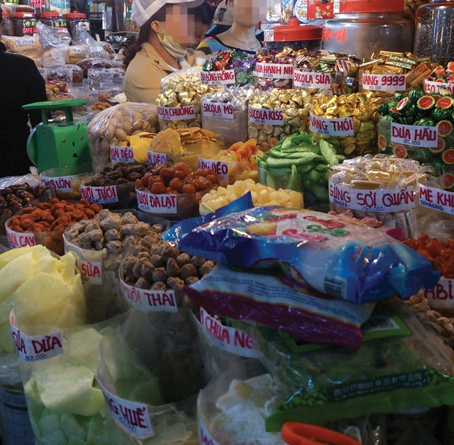 Mứt tết được bày bán đủ loại tại các chợ.