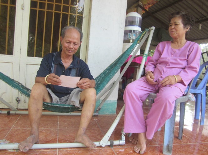 'Cuoc chien' con ruoi trong chai nuoc hinh anh