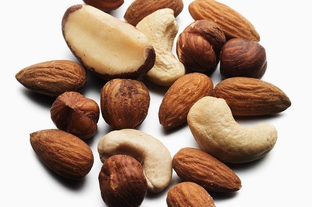 Hạnh nhân. Hạnh nhân có tác dụng rất tốt đối với cơ thể nhờ vào hàm lượng lớn chất xơ, protein và các chất béo chưa bão hòa. Thực phẩm này có thể giúp chúng mình làm giảm cơn thèm ăn nhanh chóng. Hạnh nhân không những không gây tăng cân mà còn có khả năng giảm mỡ bụng hiệu quả nhờ vào hàm lượng axit alpha-linolenic, có khả năng kích thích quá trình chuyển hóa mỡ thừa.