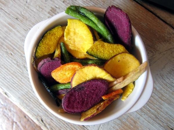 Củ quả sấy. Thay vì những món bánh ngọt rất dễ khiến cơ thể béo phì, bạn có thể chống lại cơn đói với những loại trái cây sấy khô thơm ngon. Lạc, nho khô, hay khoai lang đều giúp bạn có thể ăn một cách thoải mái mà vẫn không lo tăng cân. Ngoài ra, những thực phẩm này còn rất giàu chất oxy hóa, giúp làm đẹp da. Thay vì phải lo lắng chế biến đủ các món để ăn kiêng ngon mà không sợ ngán, bạn hãy trữ sẵn một túi trái cây sấy trong nha để có thể nhâm nhi khi quá đói và giảm cân nhé.