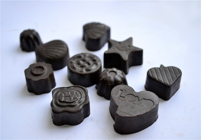 Socola đen. Chỉ cần một miếng socola sẽ giúp bạn giảm bớt cảm giác thèm ăn, không cần ăn nhiều nên bạn sẽ không bị dư thừa quá nhiều năng lượng.