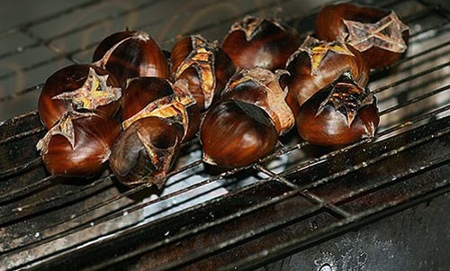 Hạt dẻ. Hạt dẻ là món ăn vặt được nhiều bạn trẻ yêu thích bởi hương vị thơm ngon, bùi ngậy của nó. Hạt dẻ có rất nhiều chất dinh dưỡng như protein, chất béo, canxi, phốt pho, sắt và rất nhiều các nguyên tố vi lượng khác có tác dụng bổ thận, tăng cường lưu thông khí huyết, tốt cho sức khỏe nhưng lại không gây béo.