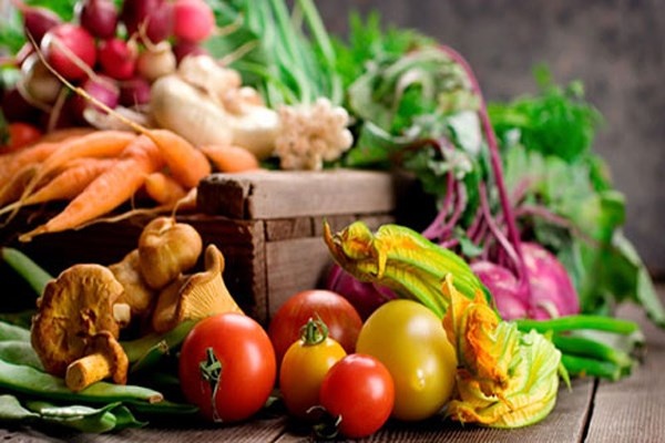 4. Lau khô trước khi tiêu thụ. Chỉ rửa thôi là không đủ nếu bạn muốn giảm thuốc trừ sâu. Dùng khăn giấy một lần sẽ loại bỏ được dư lượng thuốc trừ sâu còn lại bám mặt ngoài thực phẩm.