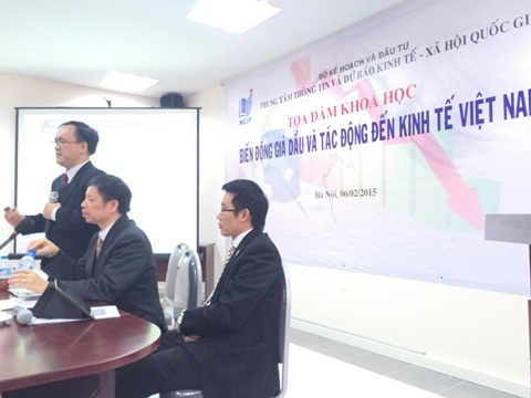 Tiến sĩ Lương Văn Khôi đang phát biểu tham luận.