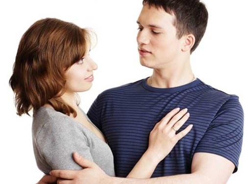 Đầu ngực. Đừng nghĩ rằng chỉ phụ nữ mới thích được hôn vào ngực nhé, đàn ông cũng vậy đấy, mặc dù nó không phải là điểm nổi bật của các chàng nhưng đầu ngực có khá nhiều dây thần kinh cảm giác tụ tập ở đây, chàng sẽ thích thú khi bạn hôn lên vị trí nhạy cảm đó và thỉnh thoảng lại cắn nhè nhẹ lên nó đấy.