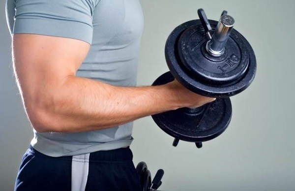 Cẳng tay. Có hai điểm là phần trên của cẳng tay và mặt trong của cánh tay, sẽ mang lại cảm giác rất dễ chịu cho chàng. Phần trên cẳng tay là nơi cực kỳ nhạy cảm bởi vì nó là đầu mối tập trung nhiều dây thần kinh. Và phần mềm mại dưới cánh tay anh ấy là nơi mang lại cảm giác thú vị với bắp cơ căng cuộn.