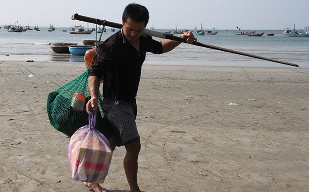 Bat tom hum con lay tien an Tet hinh anh