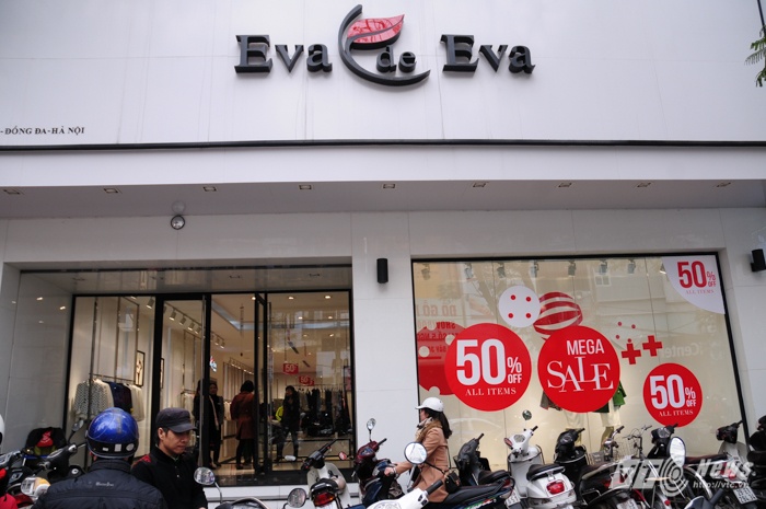 Hang hieu o at giam gia soc truoc Tet hinh anh