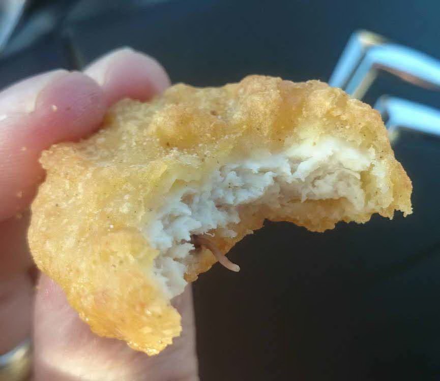 Miếng bánh McNugget với sinh vật lạ loe ngoe.