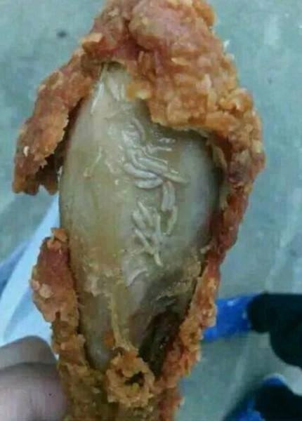 Gà rán KFC lúc nhúc dòi ở Trung Quốc.