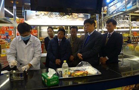 Đoàn kiểm tra liên ngành trung ương về ATTP lấy mẫu test nhanh một số sản phẩm bày bán trong siêu thị.