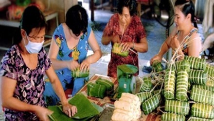 2 trieu dong mot ngay cong goi banh tet hinh anh