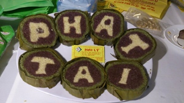 7 chiếc bánh tét có chữ “phát tài” bên trong.