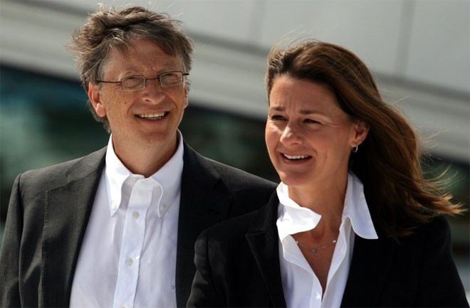 Bill Gates thường đi máy bay hạng bình dân cho tới năm 1997. Hiện ông đã có máy bay riêng và gọi đây là “sự phô trương lớn”.