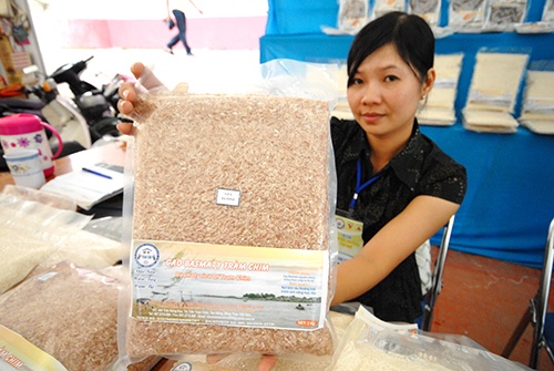 Gao dac san mien Tay hut khach mua bieu Tet hinh anh