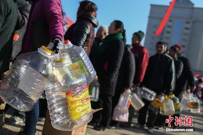 Hang ngan nguoi xep hang dai nhan nuoc tuong mien phi an Tet hinh anh