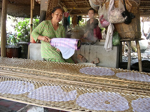 Gia đình bà Ngô Thị Hồng Giáo, tráng bánh tráng phục vụ trong ngày tết. Ảnh: Ngọc Trinh.