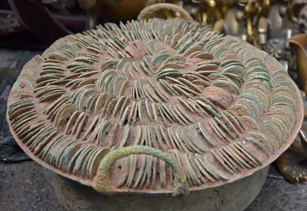 Ngay cả những chiếc chậu kim loại cũng được sử dụng để cất giữ tiền.