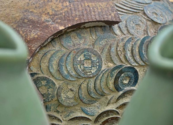 Tiền xu có in chữ.