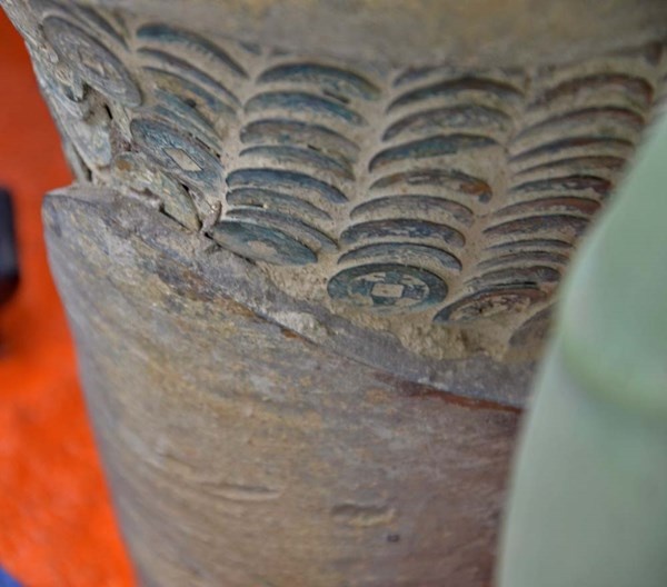 Lâu ngày, đất len lỏi vào bên trong xen giữa các đồng tiền.