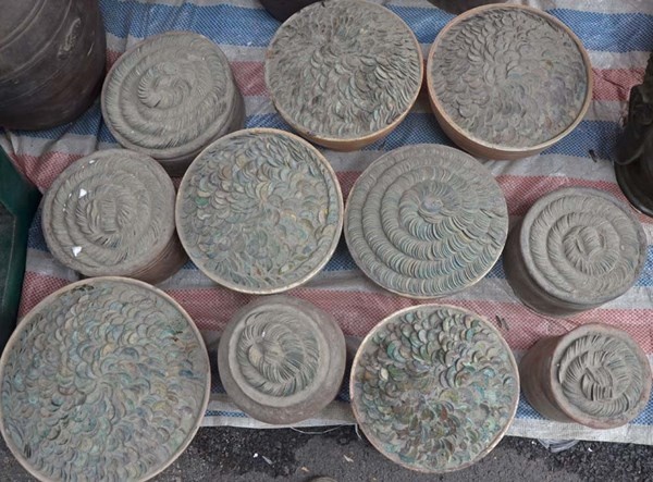 Những chum tiền, chậu tiền... thu hút nhiều người chơi tiền cổ, dù có giá lên tới cả chục triệu đồng.