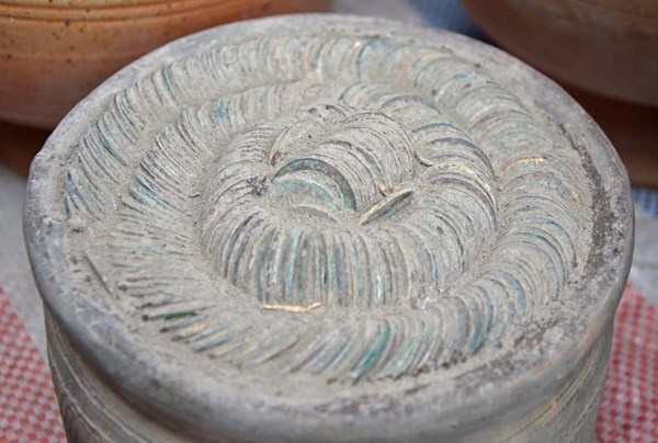 Không rõ nguồn gốc, tiền thời nào, chỉ hơn 1 triệu đồng, người mua có thể sở hữu một chum tiền.