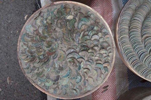 Chủ của những chum tiền này cho biết, chúng được chôn dưới đất lâu ngày.