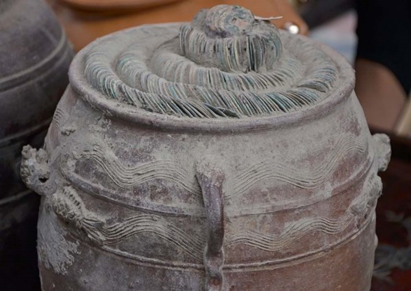 Tiền được xếp trong chum đất nung màu nâu có hình hoa văn độc đáo. Một chum tiền to được bán giá 3,5 triệu đồng.